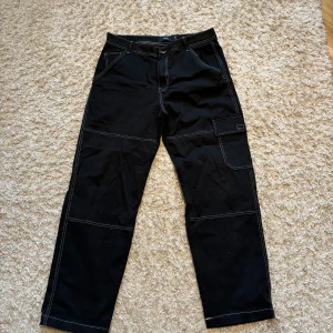 Carpenter jeans med vita sömmar - Riktigt snygga cargojeans/carpenter byxor med vit sömm. 32/32, använda en gång. Mycket bra skicka, skriv för bud