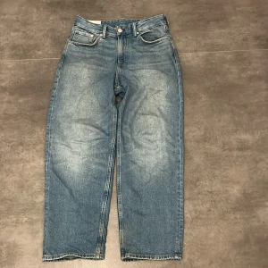 Loose jeans  - Vill bara ha ut dom från garderoben inget fel på dom och de är i väldigt bra skick inga skador 