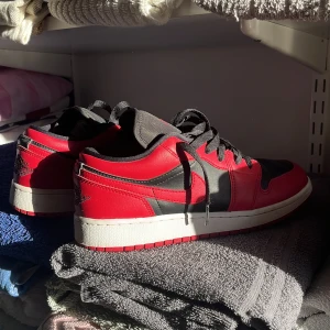 Nike skor  - Säljer mina röda Nike skor som är i jätte bra sick, använt 3-5 gånger och säljer för dem är för små. 