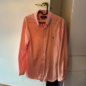 Ralph Lauren skjorta - Nyskick, använt varsamt. Sälj pga växt ur passform. Slim fit. 