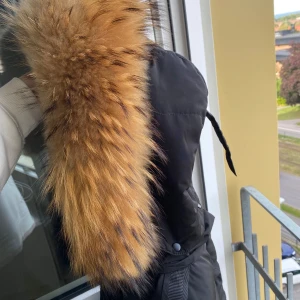 Vinterjacka Hollies - Jätte fin hollies vinterjacka i modellen Wilma. Storlek 38. Inga skador eller hål men behöver tvättas då den hängt i garderoben ett tag. Jätte stor & fin ! Äkta ! Päls.  Kan fraktas om köparen betalar frakt. 💘 