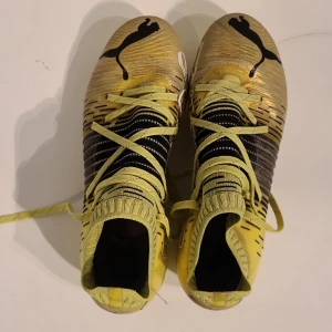 Puma future gula  - Ganska bra skick  Bästa skorna jag äger  Storlek 37 