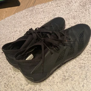 Adidas predators  - Hej säljer adidas fotbollsskor har inte haft dom länge för dom blev liten snabbt och kunde inte lämna tillbaka dom stick är 9/10  Pris kan diskuteras!