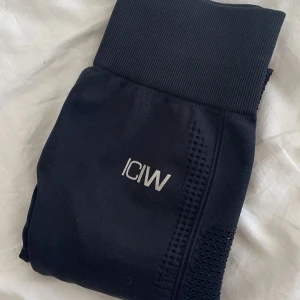 ICIW thights - ICIW thights som inte finns att köpa längre. Använda fåtal gånger men kommer inte till användning längre. 🖤