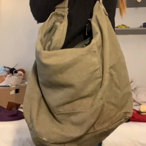 Crossbody bag - Hög kvalitet och rymmer mycket! Kommer dock inte ihåg vars den är ifrån. Knappast använd! 