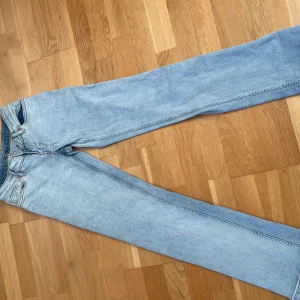ljusblåa jeans  - Ljusblåa Monki jeans. Nyskick andvända 1-2 gånger, säljer på g av fel storlek.