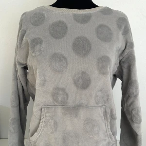 MYSTRÖJA - Mysigaste tröjan med ficka från H&M, i superskönt material😍🩶 Storlek S🤗