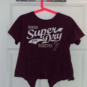 Superdry t-shirt - Lila fin cropped t-shirt, använt ett få tal gånger. Säljer för att jag inte använder den. Den är i storlek S men passar även M för att den är lite större i storlek 