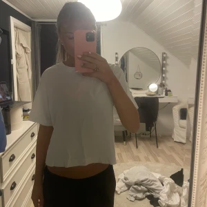 Vit t-shirt från Gina Tricot - Säljer en vit t-shirt från Gina Tricot i storlek S. Den är enkel och stilren, perfekt för vardagsbruk. T-shirten har en normal passform och korta ärmar. Perfekt basplagg att ha i garderoben! 🥰😇😊