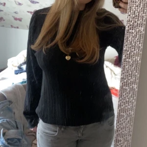 Snygg blus - Säljer denna assnygga ”blus” från Stockh LM i så skönt material. I perfekt skick! Storlek L passar även M😊 Hör gärna av dig vid funderingar💕