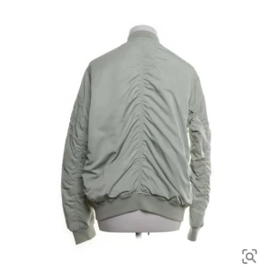 bomberjacka - så snygg men kommer tyvärr inte till användning🥹storlek 38 men tycker den är mer som en 36❤️