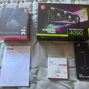  - Hej! Säljer en helt ny MSI GeForce RTX 4090 24GB GAMING X TRIO, inköpt för bara 30-dagar sedan från svenska inet. Kommer med svenskt kvitto och full fabriksgaranti på 3-år, ej öppnad, ej använd, först till kvarn. Prio till avhämtning i Helsingborg. 