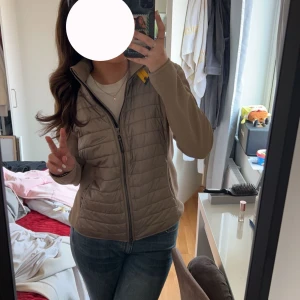 Parajumper cardigan/jacka - Säljer min nästintill oanvända Parajumper jacka/dunjacka/cardigan. Säljer den då den inte används längre. Den är super bekväm håller värmen och är en perfekt lite tunnare jacka!! Storlek L men sitter som M. Hör av er vid frågor 