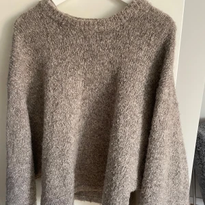 Stickad tröja från Carin Wester - Brun/ beige stickad tröja från Carin Wester som inte kommer till användning längre. Skönt och mjukt material på tröjan. 