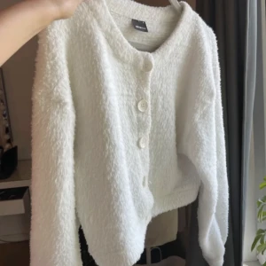 Lurvig kofta - En jättefin lurvig kofta från Gina tricot