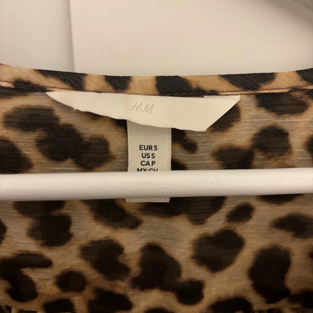 Super fin leopard blus, aldrig använd enbart provad så jätte fint skick ❤️ Storlek S men passar även M 🥰 skriv vid frågor eller fler bilder 🤗. Blusar.