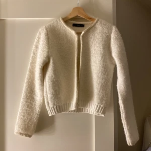 Kofta  - En super fin och perfekt kofta nu för hösten! Använd en gång och är som ny, säljer pågrund av att den sitter för tajt på mig. Skulle säga att den är väldigt liten i storleken. Skriv om ni har några frågor 💕💕 