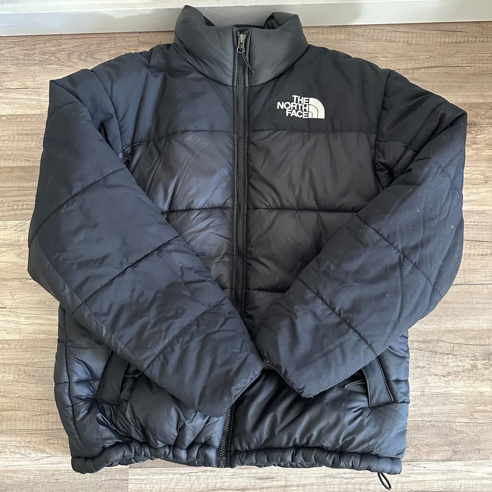 Säljer en svart North Face pufferjacka, väldigt skön och passar perfekt för vintern, storlek M. Jackor.