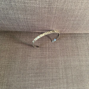 Limited edition Righteous armband - Limited edition Righteous armband i nyskick. Säljs inte längre. Se sista bild för mått. Bara att skriva om ni har frågor.