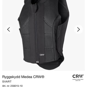Rid väst - Nu säljer jag min helt oanvända väst från CRW. Jag säljer den på grund av att jag har slutat med sporten och hann aldrig andvända den! Jätte fint skick och inga skador! Precis som ny💞priset avgör ni själva men jag köpte den för 1 100kr💞