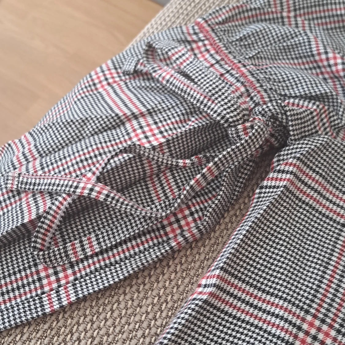 Rutig offshoulder topp med knappar - 91