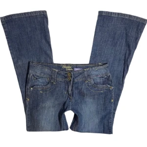 lågmidjade bootcut jeans cherokee - skitsnygga lågmidjade bootcut jeans från cherokee!! midjemått: 83 cm, innerbenslängd: 78 cm! ascoola❣️⭐️