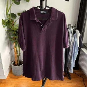 Vinröd Ralph Lauren Piké - Vinröd (rödare i verkligheten än på bild) Polo Ralph Lauren piké i riktigt bra skick! Nypris runt 1300kr. 