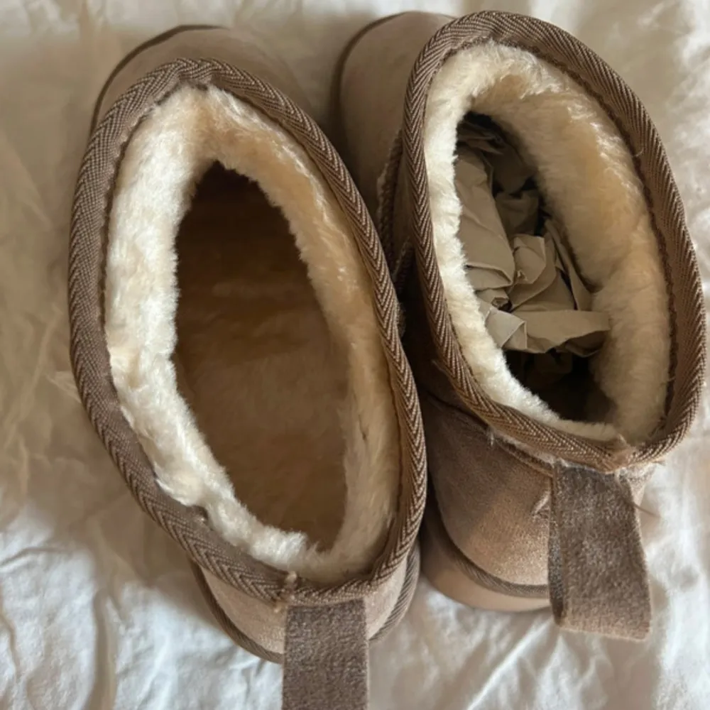 Uggs liknande skor från BooHoo Storlek 39  Helt nya. Skor.