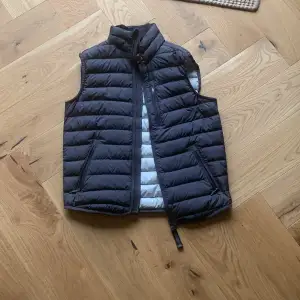 Äkta parajumpers väst, skick 9/10. Riktigt skön året runt. Storlek Xs