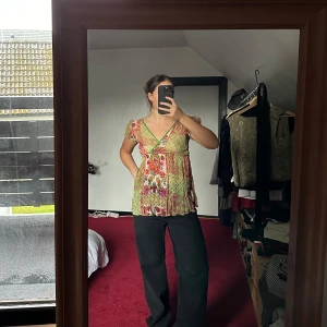 Blus i härliga färger - Vacker lite längre blus i fina färger. Cool att ha såhär över jeans och dessutom prefekt för sommaren. Finns ingen strl men passar mig perfekt som är S/M.