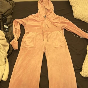 Rosa juicy couture sett  - Säljer de här rosa setet som är i bra skick, använt 5 gånger ungefär. Storlek S som sitter bra. Säljer pågrund av ingen användning längre 