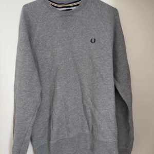 Fred Perry sweatshirt - Storlek S Bra skick  inget tecken på slitage.  Ny pris:850-1100 