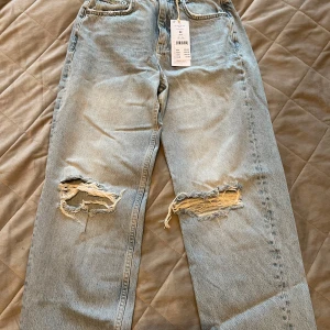 Jeans - Helt nya jeans med hål. Stl 32, men passar mig som har stl 34