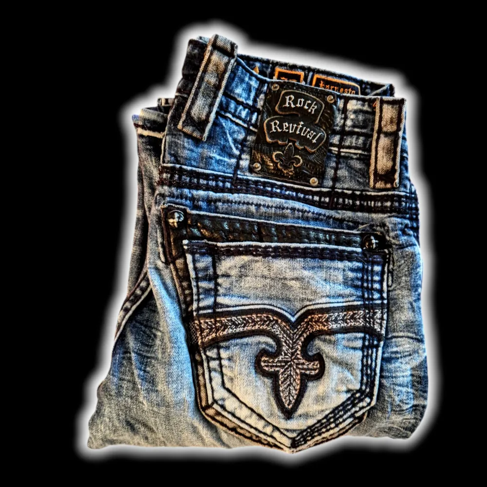 Sjukt feta rock revival jeans!! Hmu om du är intresserad och kom gärna med bud :). Jeans & Byxor.