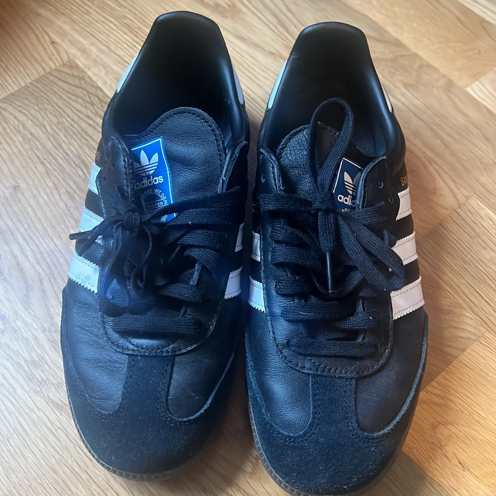 Helt nya adidas samba og köpt från other stories för 1500kr säljer för de passar mig ej, prövat 1 gång inomhus. Kan visa kvittobevis. Skor.