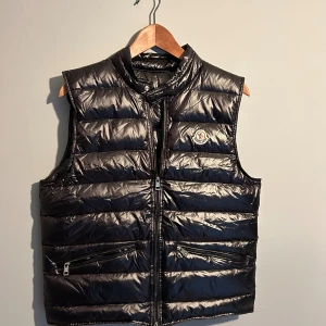 Moncler väst - Tja säljer en fett moncler väst i väldigt bra skick cr code o nfc tag funkar såklart. Storlek 2 den passar mig bra är 1.74😀