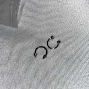 Två silvriga snakebites peircingar❤️ - Super fina peircingar i kirurgiskt stål som min vän köpte, men tyvärr kom de inte till användning så därför ville hon sälja dom❤️