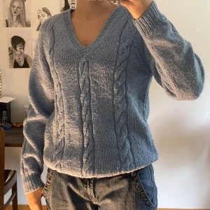 Ljusblå stickad tröja - Har ingen lapp och känns hemmagjord! Varm och mysig nu till hösten. 