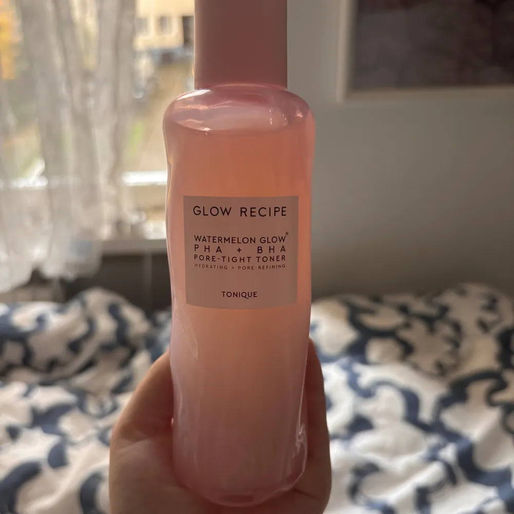 Detta är en toner från Glow Recipe. Jag har bara använt den två gånger. Såklart rengör jag den igen innan jag skickar den🩷Original pris på Sephora: 409kr. Skönhet.