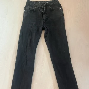 Svarta jeans  - Fina jeans som är använda ett fåtal gånger!  Midja: 27 Längd: 32