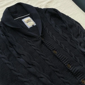 Cardigan  - Tja! Säljer nu min tidlösa cardigan i navy! Färgen är navy blå och storlek är L men passar mer åt M hållet!