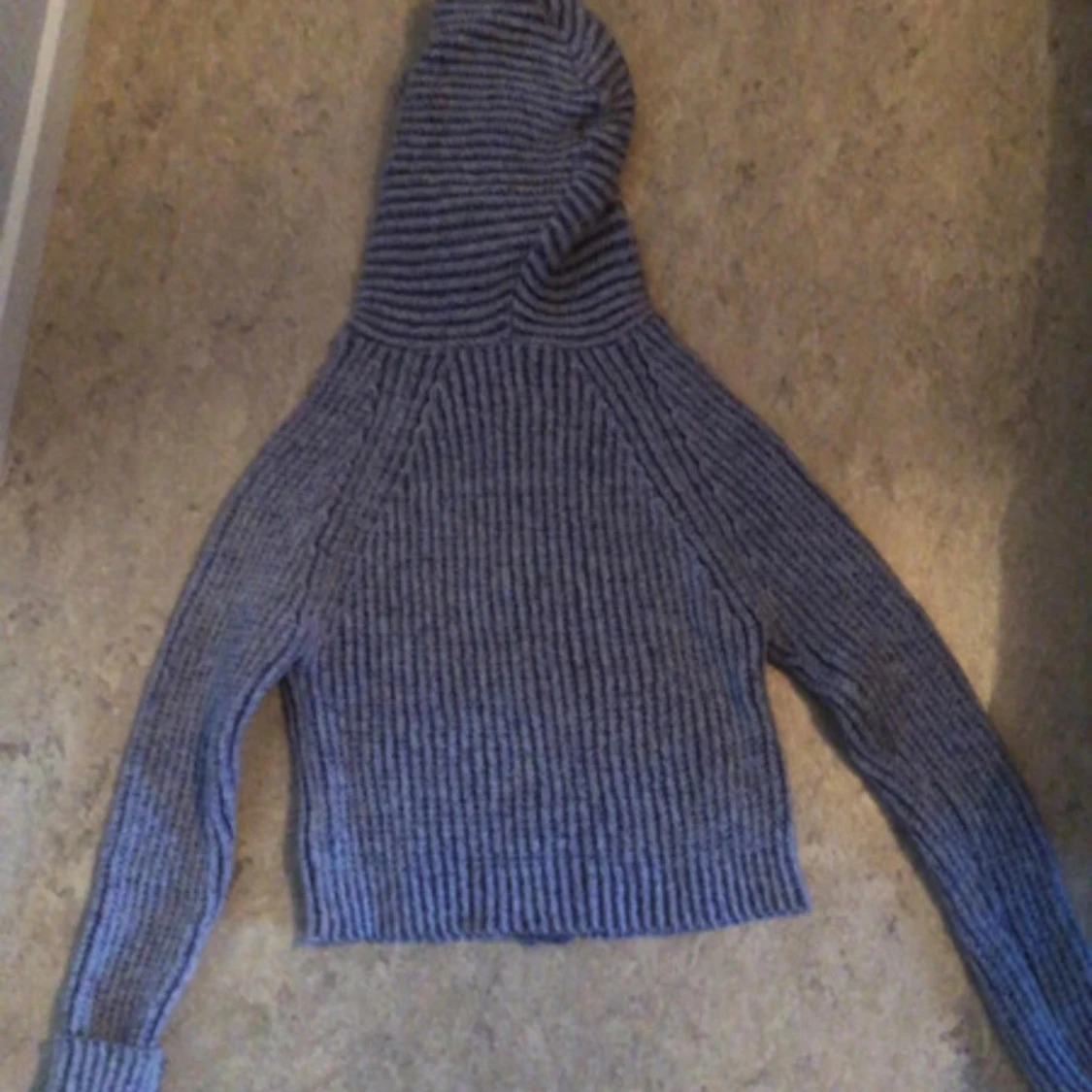 Grå ribbad hoodie - 90