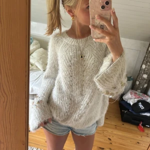Tröja - Beige lurvig tröja, vet ej märke. Detaljer, typ paljetter på ärmarna. Lite glittrig tråd i själva tröjan. Bra skick. Pris går att diskuteras.