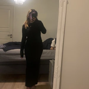 Svart klänning med öppen rygg - Svart klänning med öppen rygg, använd en gång.