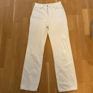 Vita jeans - Så snygga vita jeans i modellen rowe från weekday! Högmidjade
