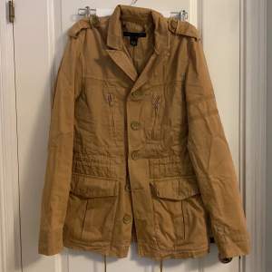 Vintage Marc Jacobs jacket, size S, in excellent condition aside from the buttons, which have developed a slightly sticky texture due to the coating melting during storage. This flaw is reflected in the reduced price, still works fine