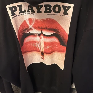 Playboy hoodie - Jätte fin Playboy hoodie med fräscht tryck:) Den är i storlek s men oversized 