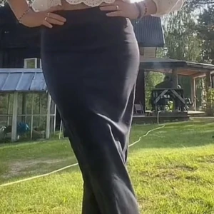 Lång kjol - Lång kjol i lite tjockare material, resår i midjan, osäker på märke men köpt ny för 300, inga defekter