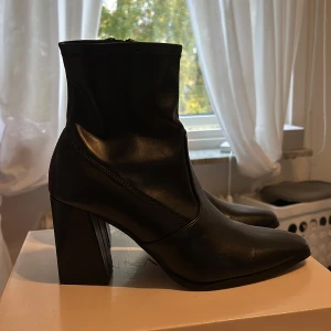 Svarta boots  - Svarta boots i ny skick, använda en gång ordinarie pris 599 säljer för 450, klacken är 8,5 cm, dom är för höga för mig att gå i det därför jag säljer dom 🩷 priset kan diskuteras 