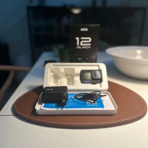Gopro Hero 12 Ny - Gopro Hero 12 använd för en filmning i 2 min ungefär. Alltså nyskick/ inga tecken på användning. Enduro batteri och laddare ingår.  Extra lens samt tonad lens medföljer!